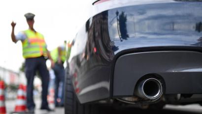 Symbolbild: Uwe Anspach dpa
Zu lauter Auspuff (Symbolbild), zu tief gelegtes Fahrgestell : Zwei Tuning-Fans haben es bei ihren Autos etwas übertrieben. Die Polizei hat die Fahrzeuge erst einmal aus dem Verkehr gezogen.
