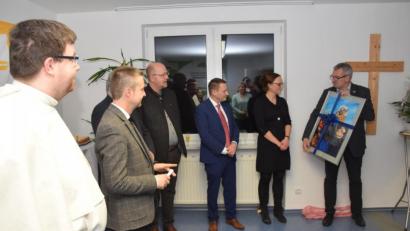 Bild: fz
Vor der kirchlichen Segnung übergibt Pfarrer Christian Kalis das Bild von Don Bosco an Martina Troidl (von rechts).