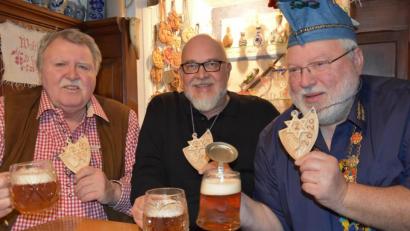 Bild: ui
Schnitzer Alfons Kistenpfennig (von links), "Waldhauser"-Wirt Gerald Wickel und Zoiglprinz Bernhard I. Lang präsentieren den handgefertigten Zoiglorden 2020.