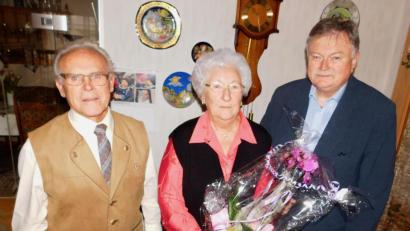 Bild: hai
Bürgermeister Manfred Porsch (von rechts) gratulierte Renate Bär (mit Ehemann Adolf) zum runden Geburtstag.