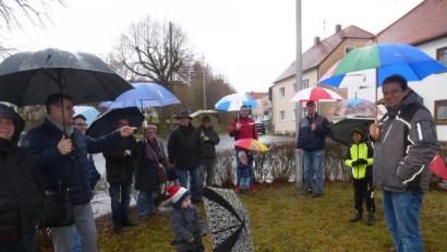 Bild: bk
„Uns war es wichtig, neben dem Umfeld des Kriegerdenkmals auch die Sanierung der Straße „Am Graben“ im ersten Bauabschnitt zur Dorferneuerung unterzubringen“ betonte Rainer Vater(links) vor Ort.