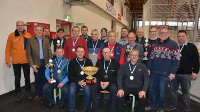 Bild: jr
Zum 48. Mal fand am Samstag das traditionsreiche Schott-Eisstockturnier statt, zum 26. Mal in der Eissporthalle. Pokale gab es für die vier besten Teams, sitzend von links das Siegerquartett von der Werksfeuerwehr mit Hermann Eiglmeier, Reiner Artmann, Stefan Bauer und Andreas Dreßel. Den erfolgreichen Mannschaften gratulierten Wettbewerbsleiter Gerhard Greim (Zweiter von rechts) sowie (von links) Schott-Standortleiter Stefan Rosner und Bürgermeister Roland Grillmeier.