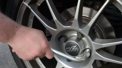 Symbolbild: Peter Steffen dpa
Der Fahrer hat es gemerkt, bevor etwas passiert ist: Ein Unbekannter hatte an einem Audi in Freihung an einem Reifen alle Radmuttern gelockert (Symbolbild).