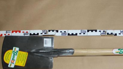 Bild: Archiv/Polizei
Mit diesem Bild wandte sich die Polizei 2013 an die Bevölkerung. Ein Spaten dieser Art war am Fundort entdeckt worden. Auch der Tatverdächtige Christian F. hatte einen laut Staatsanwalt Rauscher "absolut baugleichen" Spaten drei Tage vor dem Verschwinden von Maria Baumer im Bauhaus in Regensburg gekauft.