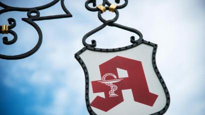 Bild: David-Wolfgang Ebener
Ein Apothekenschild hängt an einem geschmiedeten Ausleger. Foto: David-Wolfgang Ebener/dpa/Archivbild