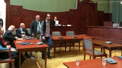 Bild: ca
Am Dienstag plädierten (von links) Andreas Lösche, Pfarrer i. R. Johannes Lösche und Nebenklagevertreter Valentin Barth sowie Oberstaatsanwältin Sandra Staade (rechts). Dem Angeklagten folgt Simultanübersetzer Nasrat Nazmy aus Hof.