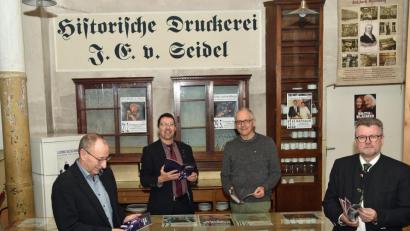 Bild: ANDREAS ROYER
Jürgen Winter, Leiter des Liegenschafts-Referats, Stadtheimatpfleger Markus Lommer, Fördervereinsvorsitzender Peter Geiger und Bürgermeister Michael Göth (von links) freuen sich, dass das Seidel-Anwesen seit Dezember 2019 in städtischem Besitz ist.