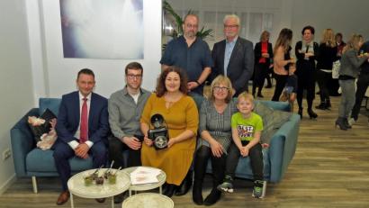 Bild: Dobmeier
Das Fotostudio „Lichtmoment Photography“ eröffnet Sabrina Bracht (sitzend, Mitte) mit Freunden und Gästen. Bürgermeister Jens Meyer (links) gratuliert, die Eltern sowie Freund Max Härtl (links neben ihr) unterstützten bei der Realisierung.