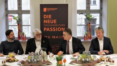 Bild: ubb
Spielleiter Vinzenz Rahn und Bürgermeister Franz Stahl (von rechts) begrüßten zum offiziellen Auftakt der "Europassion 2020" den Generalsekretär der "Vereinigten Europassion", Josef Lang und den Deutschland-Vertreter, Thomas Hummel (Zweiter von links und links) in Tirschenreuth.