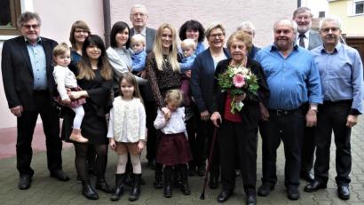 Bild: ubb
Cäcilia Wolfrum (Dritte von rechts) hatte die Geburtstagsfeier mit ihrer großen Familie vom Ödhof bei Griesbach, ihrem Wohnort, in den Gasthof Kistenpfennig nach Tirschenreuth verlegt. Bürgermeister Josef Schmidkonz (hinten rechts) sowie die Markträte Siegfried Scharnagl (hinten) und Oswald Seidl (links) kamen deshalb in die Kreisstadt zum Gratulieren.