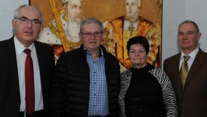 Bild: gf
Landgerichtspräsidenten Harald Riedl (links) verabschiedet Edith Hammer und Konrad Lehmeier (Zweiter von links) in den Ruhestand. Fritz Kammerer (rechts) wechselt als Vorsitzender Richter an des Landgericht Regensburg.