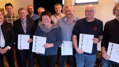 Bild: le
Über 50 Jahre halten Waldbesitzer und Betriebe der Flosser Waldbesitzervereinigung die Treue. Dafür werden sie in der Lichtmessversammlung durch Vorsitzenden Willi Meierhöfer und Geschäftsführer Michael Bock mit Ehrenurkunden ausgezeichnet.
