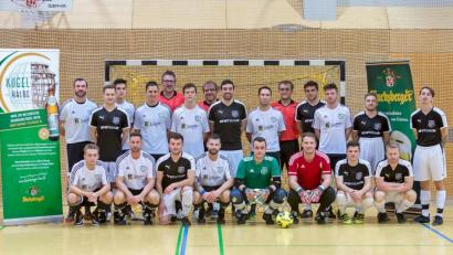 Bild: gud
Im Finale des Fuchsberger-Cups setzte sich Gastgeber FC OVI-Teunz (weiße Trikots) gegen die SpVgg Schirmitz durch.