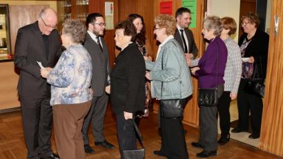 Bild: ads
Die Hände von rund 100 geladenen Gäste hatten Pfarrer Alois Berzl, Kirchenpfleger Markus Rösch, stellvertretende Pfarrgemeinderatssprecherin Carolin Fabry und Pfarrgemeinderatssprecher Markus Mußemann (hinten, von links) beim traditionellen Neujahrsempfang der Pfarrei St. Michael zu schütteln.