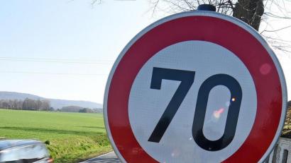Symbolbild: Holger Hollemann
Maximal 70 km/h (Symbolbild) sind erlaubt - auf der Staatsstraße 2165 bei Kümmersbruck waren am Samstagvormittag etliche Verkehrsteilnehmer schneller unterwegs.