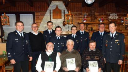 Bild: twg
Die geehrten Mitglieder der Feuerwehr Lochau: (vorne von links nach rechts) Helmut Seebauer, Richard Seitz und Alfred Moller. Hinten von links nach rechts: Kommandant Andreas Heining, Bürgermeister Hubert Kraus, Vorsitzender Alexander Heining, Fabian Krieg (Auszeichnung für 20 Jahre aktiven Dienst), Jugendwart Nico Spörl (10 Jahre aktiven Dienst), zweiter Vorsitzender Tobias Würstl, zweiter Kommandant Gerhard Krieg und Kreisbrandmeister Peter Prechtl.
