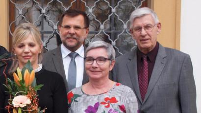 Bild: sön
Der langjährige stellvertretende Vorsitzende der Ensdorfer Caritas-Sozialstation Christian Wenkmann (rechts) wurde vom Vorsitzenden des Caritasverbands Amberg-Sulzbach, Günther Koller (Zweiter vobn links), verabschiedet. Auch Pflegedienstleiterin Christel Knorr (Zweite von rechts) dankte Wenkmann und übergab Luzie Tipold-Wallusch (links), die seit zehn Jahren bei der Sozialstation beschäftigt ist, ein Blumengebinde.