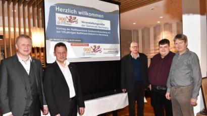 Bild: no
Beim Festvortrag (von links): Die Vorstandsmitglieder Martin Sachsenhauser und Erich Übler, Pfarrer Thomas Schertel, Bürgermeister Dieter Dehling und Ortsheimatpfleger Richard Koller.