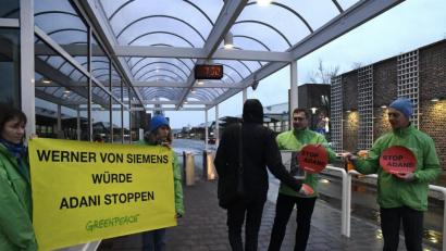 Bild: Petra Hartl
Aktivisten von Greenpeace haben am Montagmorgen am Eingang von Siemens protestiert. Es geht um das Engagement des Konzerns für ein australisches Kohlebergwerk.