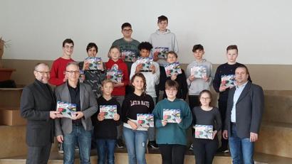 Bild: rn
Karl Lorenz (links) überrascht die "MERoP-Schüler" der Wirtschaftsschule mit Spenden zum Bau elektronischer Gadgets. Auch die Studiendirektoren Bernhard Miedl (rechts) und Jürgen Koller danken für die Spende.