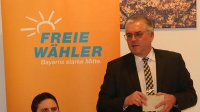Bild: ral
Bürgermeister Richard Tischer (rechts), zugleich Vorsitzender der Freien Wähler Pfreimd, legte die Zielsetzungen für die nächste Legislaturperiode dar.