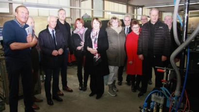 Bild: wro
Der gemeinsame Rundgang führte zunächst in die Produktionshallen von Haider Bioswing: Im Bild (von links) Firmenchef Eduard Haider, Alfred Schuster (Immenreuth), Peter König (Bürgermeister Neusorg), Firmenchef Alexander Haider, Jutta Deiml (Kemnath), MdL Annette Karl, Sybille Bayer (Kulmain), Manfred Kratzer (Bgm. Ebnath), Bezirksrätin Brigitte Scharf (Erbendorf), Hubert Kraus (Bgm. Pullenreuth), Landratskandidat Thomas Döhler (Pechbrunn) und Peter Merkl (Immenreuth).