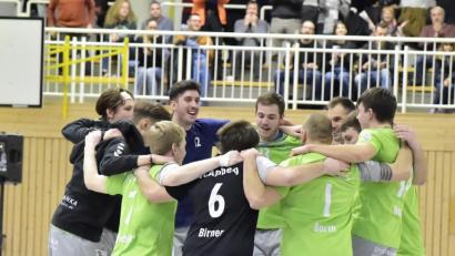 Bild: Hubert Ziegler
Freudentanz:Großer Jubel bei den Volleyballern des VC Amberg nach dem knappen 3:2-Heimsieg gegen den SC Freising.