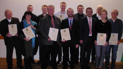 Bild: gis
Von links: Josef Nickl, Gisela Kuhbandner, Lukas Wöhl, Andreas Hautmann, Winfried Prokisch, Fabian Rauch, Martin wiche, dritter Bürgermeister Heribert Lehnert, Bürgermeister Franz Tauber, zweiter Bürgermeister Franz Scharl, Sarah Koller, Andreas Nickl.