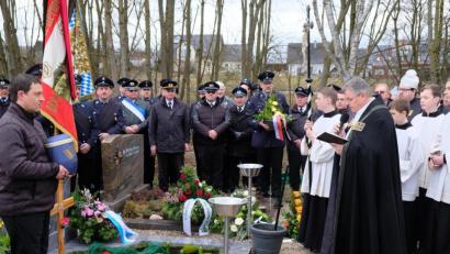 Bild: do
Viele hundert Trauergäste und die Vereinswelt mit ihren Fahnenabordnungen versammeln sich zur Beisetzung der Urne von Luwig Geigenmüller auf dem Friedhof in Oberbibrach.