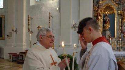 Bild: amö
Pfarrer Eugen Wiesmeth spendete den Blasius-Segen.