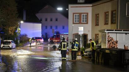 Bild: Harald Tittel/dpa
Mitglieder der Freiwilligen Feuerwehr sind im Einsatz.