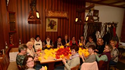 Bild: bey
Falten, schneiden und Spaß haben. Die Papierrosen-Damen genießen ihre Basteleinheiten.