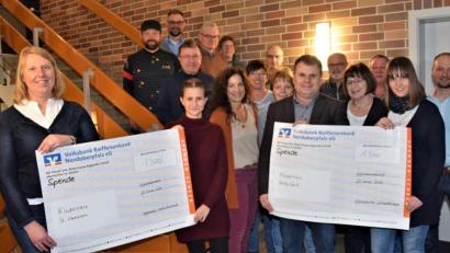 Bild: fz
Die Weihnachtsstandl-Betreiber und Bürgermeister Karlheinz Budnik (vorne, Dritter von rechts) überreichen den beiden Vertreterinnen der Kindergärten den Erlös von insgesamt 2600 Euro.