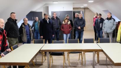 Bild: do
Voll des Lobes ist der Bauausschuss des Stadtrates über den gelungenen Dachgeschoss-Ausbau des alten Schulhauses in Hütten. Ein schönes Zuhause für den tollen ChorAlle, wie der Hüttener Ratsherr Gerhard Mark begeistert feststellt.