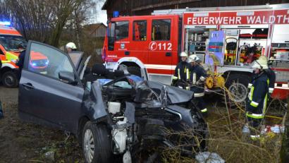 Bild: dob
Eine Seniorin war mit ihrem Auto mitten in Albersrieth frontal gegen einen Baum geprallt. Sie wurde eingeklemmt und musste aus dem Fahrzeug befreit werden.