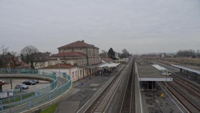 Bild: ak
An den mittleren Bahnsteigen sollen einmal an der Westseite Aufzüge installiert werden. Weil der Wendelsteg (links) als nicht barrierefrei gilt, könnte er durch einen weiteren Lift ersetzt werden.