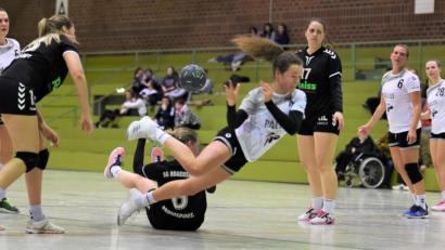 Bild: btg
Vanessa Szameitat vom HC Weiden mit einer akrobatischen Ballannahme im Tiefflug.