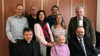 Bild: mef
Zum 100. Geburtstag von Katharina Leinhäupl (sitzend, Mitte) stimmen ihre Familie und Ehrengäste, darunter Landrat Andreas Meier (sitzend, rechts) ein Ständchen an.