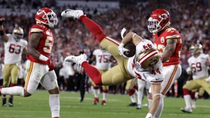 Bild: Lynne Sladky/dpa
Kyle Juszczyk (M) von den San Francisco 49ers erzielt einen Touchdown im Superbowl 2020. Am Ende sollten aber die von MVP Patrick Mahomes angeführten Kansas City Chiefs triumphieren.