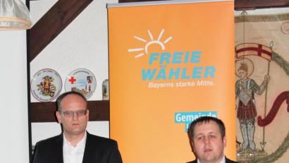 Bild: stg
Bürgermeisterkandidat Dominik Kugler und FW-Fraktionssprecher Gerhard Dobmeier (von rechts) machten im Feuerwehrhaus Unterbruck deutlich, warum sich im Kastler Rathaus und im Gemeinderat einiges ändern muss.
