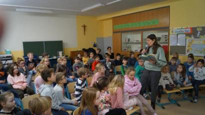 Bild: du
Kinder- und Jugendbuchautorin Isabel Abedi findet mit ihren spannenden Geschichten bei den 60 Kindern der Grundschule Schirmitz großen Anklang.