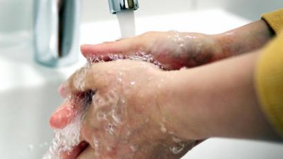 Bild: Ole Spata/dpa
Mit Wasser und Seife gegen alle Krankmacher: Hygiene schützt vor Grippeviren, die gerade vermehrt umgehen.