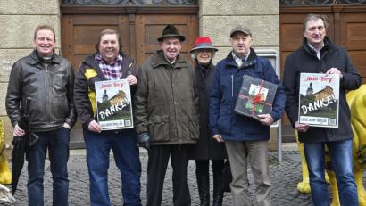 Bild: Petra Hartl
Die Vertreter der IG Unser Berg mit den Unterschriften für das Bürgerbegehren vor dem Amberger Rathaus.