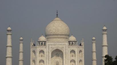 Bild: öt
Die Aufnahme des reich geschmückten Mausoleums Taj Mahal mit seiner Kuppel und den Minaretten aus Ziegelsteinen begeisterte die Besucher des sehr informativen Vortrags von Günther Stock und Christine Dux über ihre Reise mit Mitgliedern der Pfarrei Ebnath durch Indien.