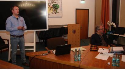 Bild: wro
In der jüngsten Gemeinderatssitzung informiert Eduard Maier von der Neumarkter Breitbandberatung Bayern über den Ausbaustand beim Internet in der Marktgemeinde. Rechts im Bild: Bürgermeister Toni Dutz.