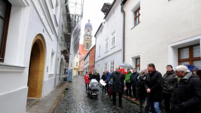 Bild: Stephan Huber
Rund 30 Leute beteiligten sich am Altstadtspaziergang der CSU-Stadtmitte, der vor allem sanierte Altbauten wie hier das Vis-à-vis in der Lederergasse, aber auch noch nicht angepackte Objekte wie zum Beispiel im Proviantamtsgäßchen in den Blick nahm.