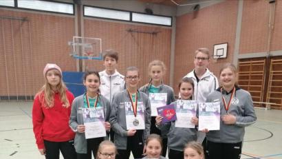 Bild: gsr
So sehen erfolgreiche Neusorger Tischtennisspieler aus: (knieend von links) Sarah Hecht, Emilia Sperrer und Selina Dötterl sowie (hinten von links) Paulina Heindl, Saskia Sacher, Betreuer Noah Ernstberger, Emily Sischka, Antonia Schraml, Hannah Sischka, Andreas Moller und Nele Philipp.