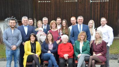 Bild: dob
Ihr größtes Glück sind für Maria Lukas (vorne, Mitte) ihre Kinder, Schwiegerkinder, Enkel und seit November auch Leni, das erste Urenkelchen. An Mariä Lichtmess feiert sie 85. Geburtstag.