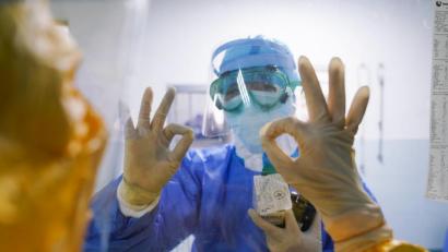 Bild: XinHua/dpa
China, Zhangzhou: Mediziner gestikulieren durch das Fenster im Zhangzhou Municipal Hospital, in der südostchinesischen Provinz Fujian. Das Städtische Krankenhaus von Zhangzhou ist ein ausgewiesenes Krankenhaus zur Behandlung von Patienten, die mit dem neuartigen Coronavirus in der Stadt infiziert sind.