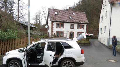 Bild: ppof
Zum Glück keine Verletzte gab es am Sonntagmorgen bei einer wilden Verfolgungsjagd durch Oberfranken. Die Polizei stoppte am Ende diesen weißen Kia.